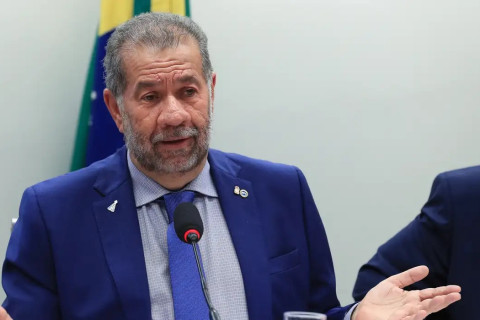Após fraude no INSS, Lupi pede demissão do Ministério da Previdência