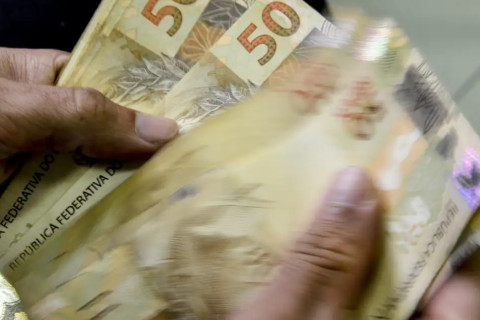 Aposentados do INSS que ganham mais que o mínimo começam a receber 13º