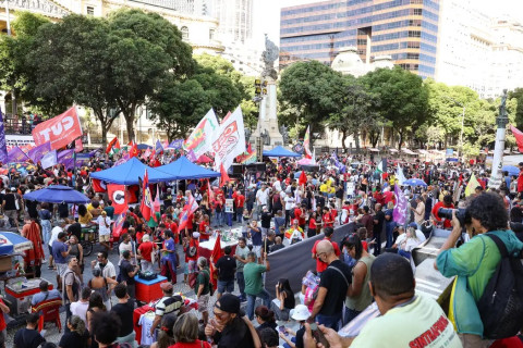 Fim da escala 6x1 une movimentos no ato de 1º de Maio no Rio