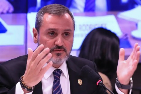 Polícia Federal retira credenciais de agente de imigração dos EUA