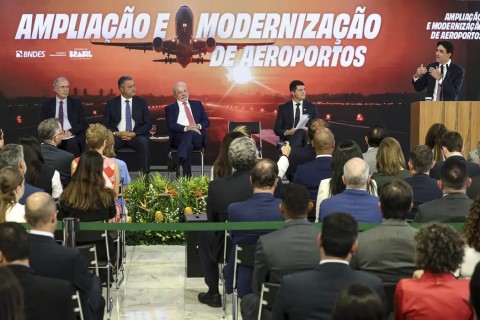 Ministro celebra anúncio de R$ 5,7 bi para ampliar aeroportos no país