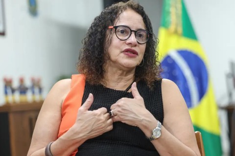 Vacina brasileira de covid fortalece ciência e país, diz ministra