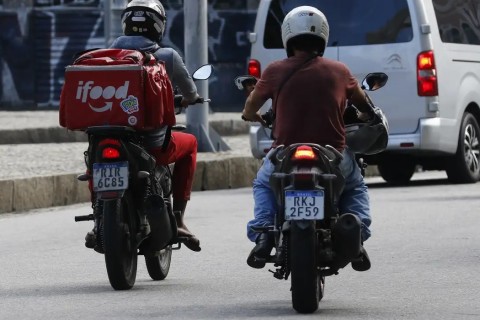 Câmara aprova urgência para votar vale-refeição para entregadores