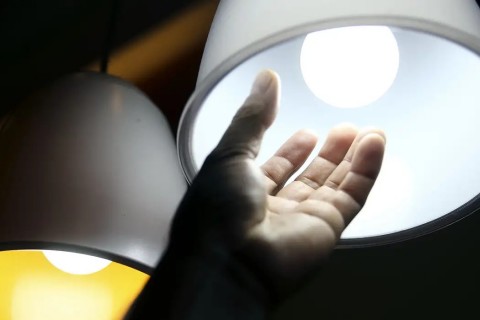Conta de luz: Bandeira tarifária continua vermelha, mas cai um nível
