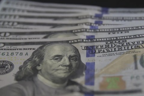 Dólar fecha em R$ 5,16 e atinge menor valor em 20 meses