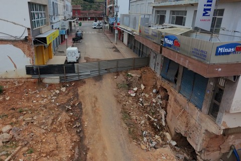 Defesa Civil intensifica medidas preventivas diante do agravamento do risco estrutural em imóvel na Avenida Cristiano Rôças