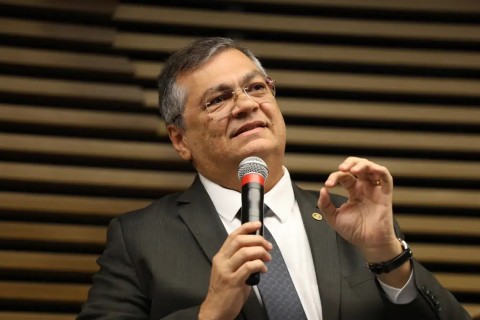 Dino cita Master e determina revisão de regras da CVM
