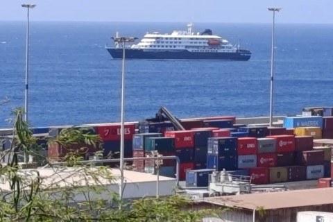 Passageiros começam a deixar navio onde houve surto de hantavírus