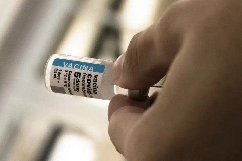 Após cinco anos de vacinação, covid recua, mas ainda preocupa