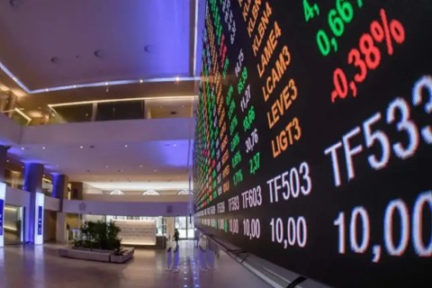 Bolsa cai mais de 2% e atinge menor nível desde o fim de março