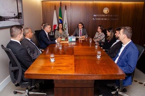 MPMG firma acordo para viabilizar crédito sem juros a comerciantes atingidos pelas enchentes em Ubá