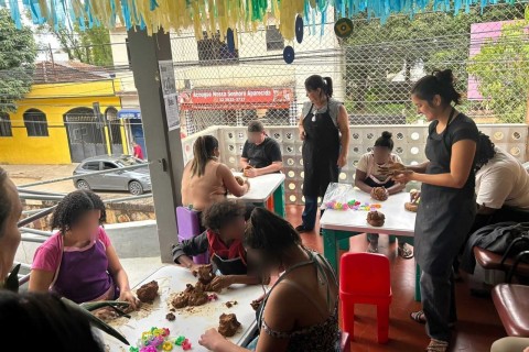 CAPS Infantojuvenil desenvolve oficina de barro para estimular expressão e habilidades motoras