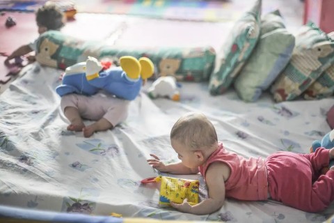 Pobreza afeta desenvolvimento de bebês desde 6 meses, mostra pesquisa