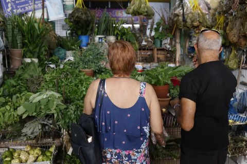 Tradição e fé impulsionam busca por banhos e ervas no fim de ano