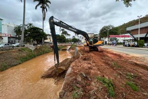 Prefeitura realiza limpeza do Rio Ubá em frente ao Centro Administrativo