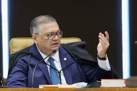 Dino manda PF investigar relação de Vorcaro com cemitérios em SP