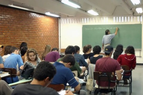 Ensino superior no Brasil pode mais que dobrar salário