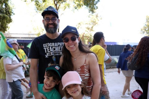 Brasileiros celebram soberania; Curupira e Zé Gotinha desfilaram