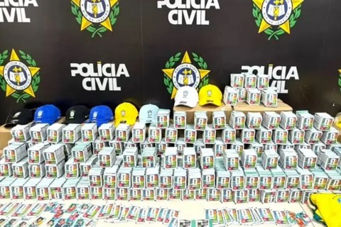 RJ: Polícia apreende mais de 200 mil figurinhas falsificadas da Copa
