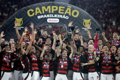 Flamengo derrota Ceará e coroa ano mágico com título Brasileiro