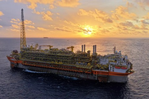 Navio-plataforma da Petrobras atinge produção máxima no pré-sal
