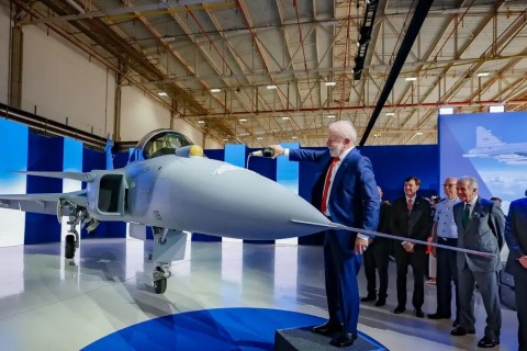 Lula batiza primeiro caça Gripen produzido no Brasil