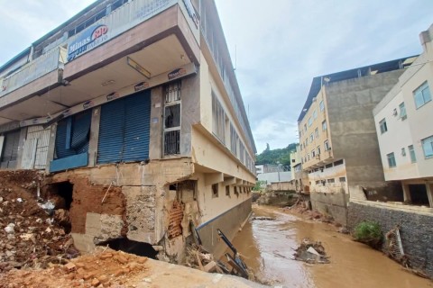 Obras de retirada de destroços continuam na região da Ponte Major Siqueira