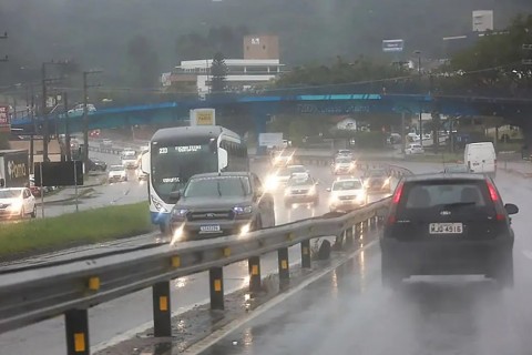 Frente fria leva tempestades e granizo ao centro-sul do país