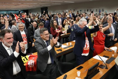 Comissão aprova relatório de PEC que acaba com escala 6X1