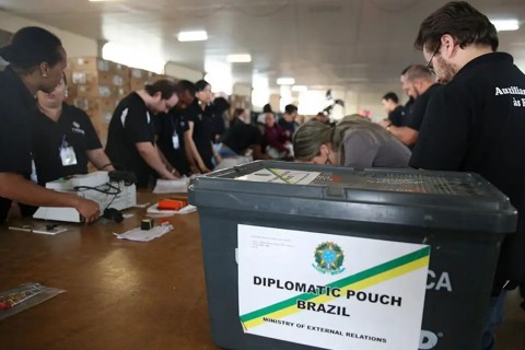 Quase 1 milhão de brasileiros no exterior poderão votar nas eleições