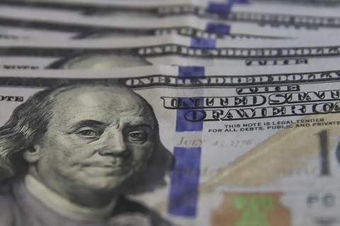 Dólar fecha abaixo de R$ 5 pela primeira vez em mais de dois anos