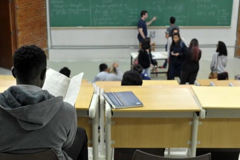 Governo de SC tem 48 horas para explicar lei que barra cotas raciais