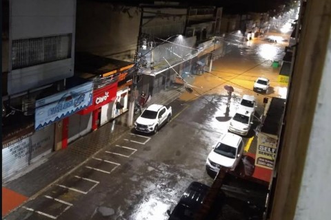 Em caso de risco de queda de barranco, procura local seguro.   Prefeito e Gabinete, defesa Civil e Secretaria de segurança estão em campo