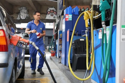 Governo fixa subvenção à gasolina em R$ 0,44 por litro