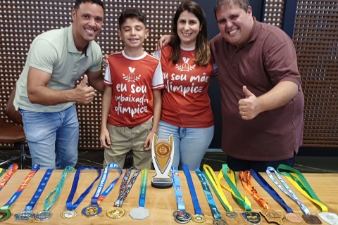 Na manhã desta segunda-feira, 1º de setembro, o prefeito de Ubá, professor José Damato Neto, e o vice-prefeito, Rômulo Silva Rodrigues, receberam no gabinete o estudante ubaense Rafael Araújo Miari, de 11 anos, e sua mãe, Carla Priscila.