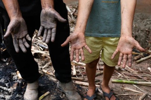 Famílias lutam para reconstruir a vida um mês depois de chuvas em MG