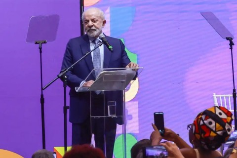 Lula abre conferência e sanciona ampliação da licença-maternidade