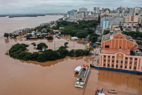 Rio Guaíba se aproxima da cota de alerta em Porto Alegre