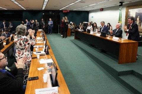 CCJ aprova admissibilidade de propostas que acabam com escala 6x1