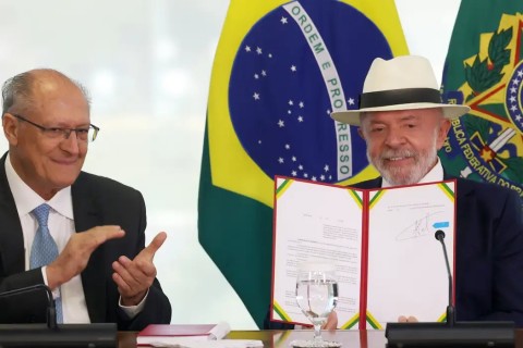 Lula assina decreto que promulga acordo UE-Mercosul