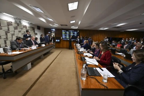 Senadores cobram CVM por suposta omissão no caso do Banco Master