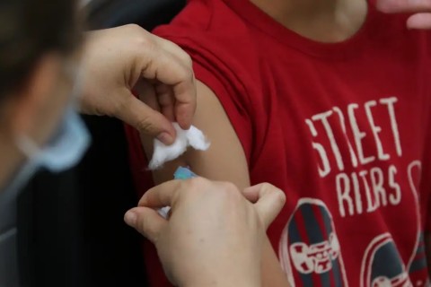 Vacinação nas escolas segue até dia 30 e meta é imunizar 27 milhões