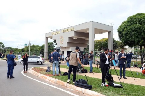 Imprensa mundial noticia a prisão do ex-presidente Jair Bolsonaro