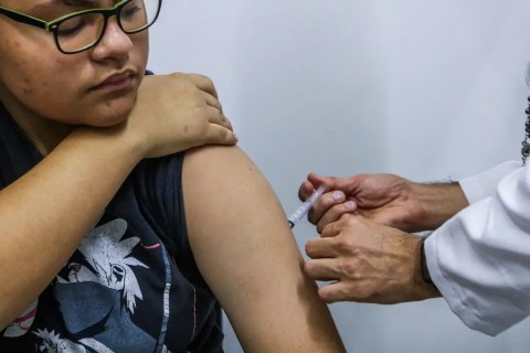 Jovens de 15 a 19 anos podem se vacinar contra HPV até junho de 2026