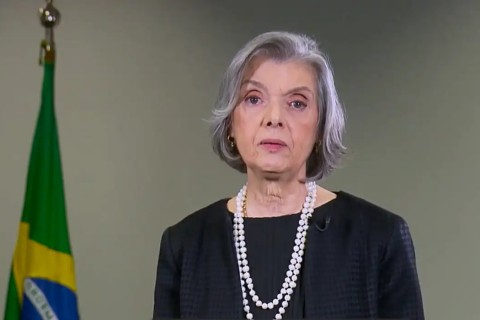 Cármen Lúcia vota pela responsabilização das redes por postagem ilegal