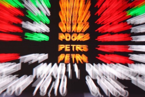 Bolsa cai 4,31% em dia tenso e reverte início positivo de mês