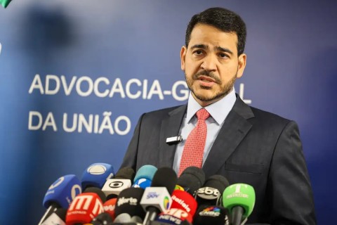 Lula deve enviar nesta terça ao Senado indicação de Messias ao STF