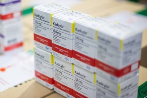 Ministério da Saúde recebe medicamento inédito para tratamento de câncer de mama no SUS