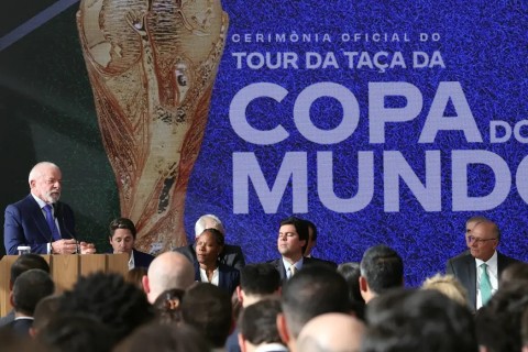 Lula sanciona lei da Copa do Mundo Feminina e reconhece pioneiras