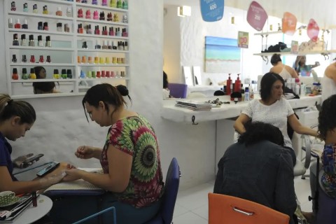 Anvisa proíbe duas substâncias utilizadas em unhas em gel